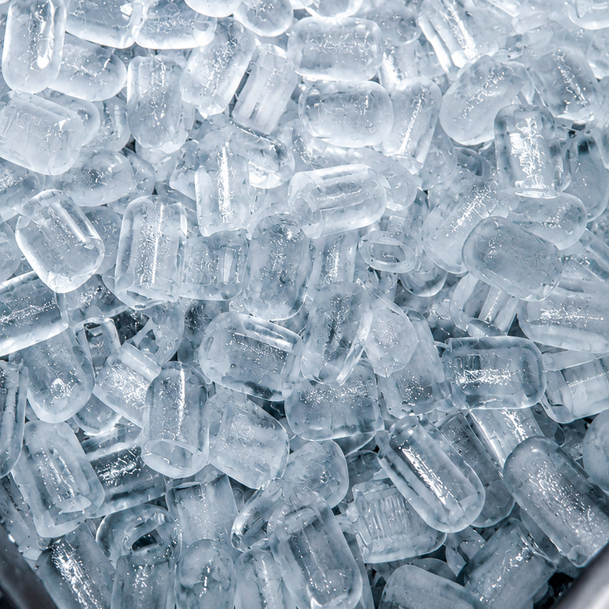Cubos de gelo produzidos pela Fábrica de Gelo Quitandinha